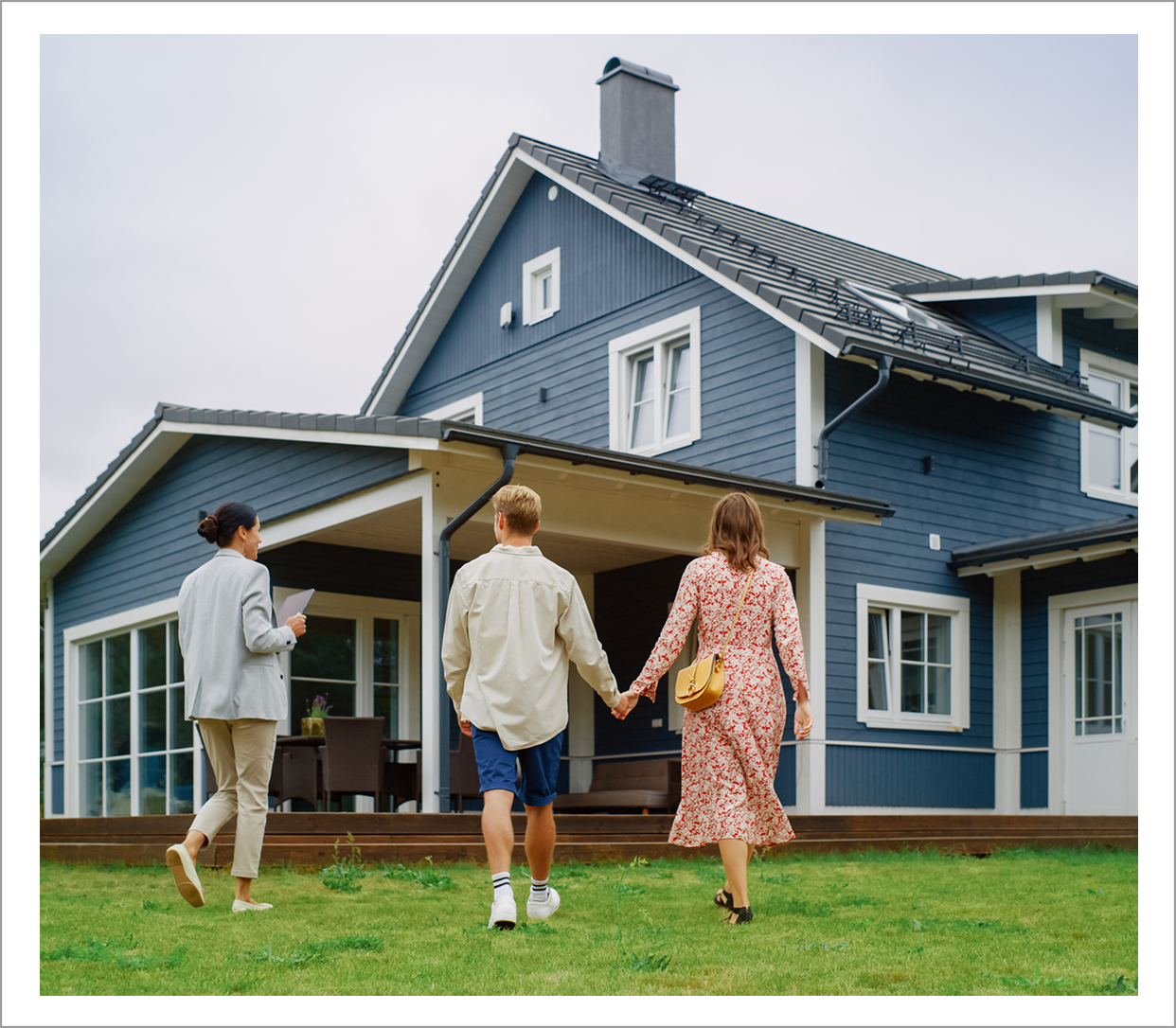 Viewing a blue house with a couple.